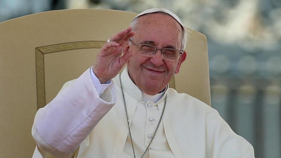 Папата обеща на  самотна майка да кръсти бебето й