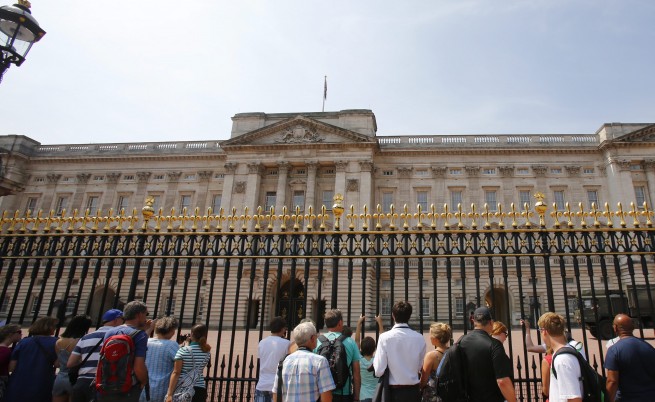 Двама арестувани за влизане с взлом в Бъкингамския дворец