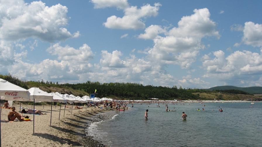 Двама души се удавиха на централния плаж в Ахтопол