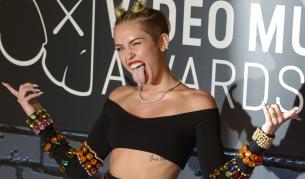 Майли в интимна целувка със Стела Максуел (видео)