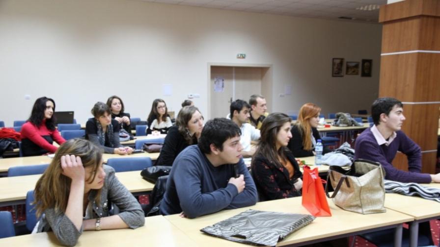 Студенти по журналистика и продуцентство по време на лекция