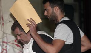 Полицай ескортира мъжа, обвинен в убийството на Фисас