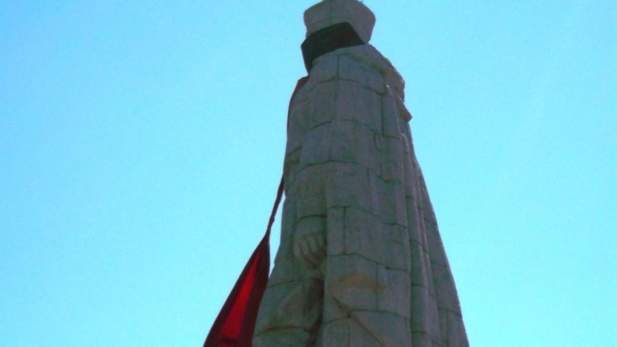 Паметникът на Альоша в Пловдив осъмна с червено наметало