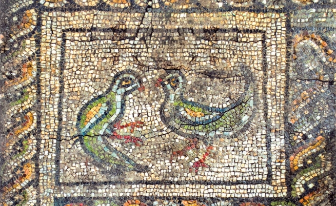 Мозайката с гълъбите в баптистерия символизира Светия Дух, който се явява рпри кръщението на Исус на река Йордан