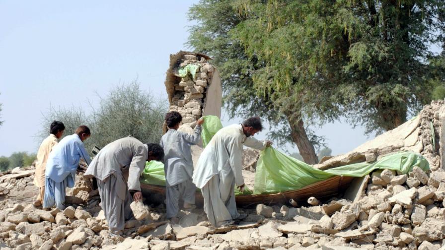 Жертвите на земетресението в Пакистан са над 500