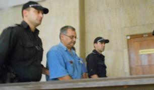 Любомир Симеонов на път към съдебната зала в Бургаския окръжен съд
