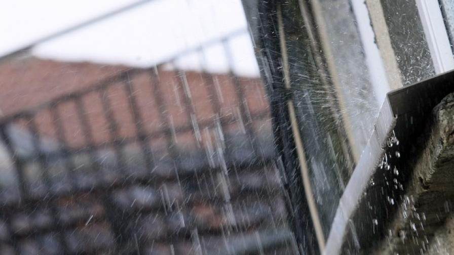 Дъждът отново наводни райони на Добрич