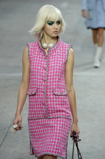 Карл Лагерфелд представи новата колекция на Chanel за пролет/лято 2014 по време на Седмицата на модата в Париж. Според него новите модели съчетават класическия силует на Chanel с десетките цветове на калейдоскопа, за да изградят перфектния синхрон между класиката и младежкото излъчване.