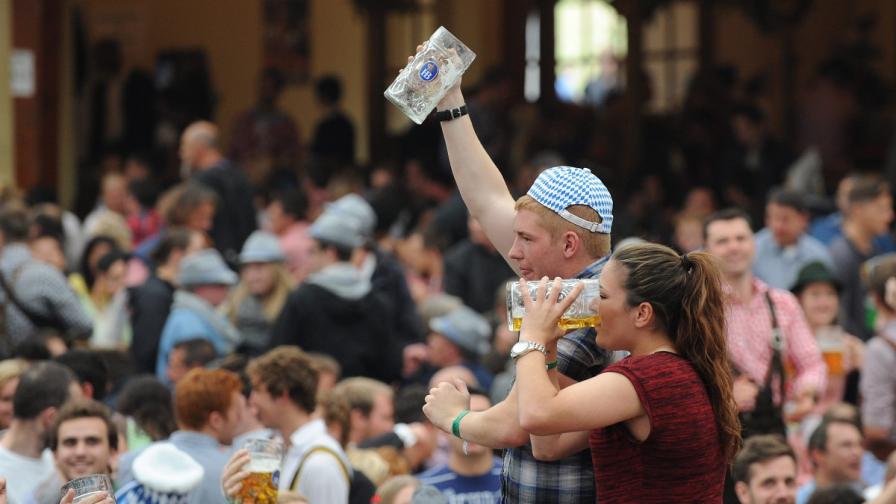Колко бира успяха да изпият на Октоберфест 2013