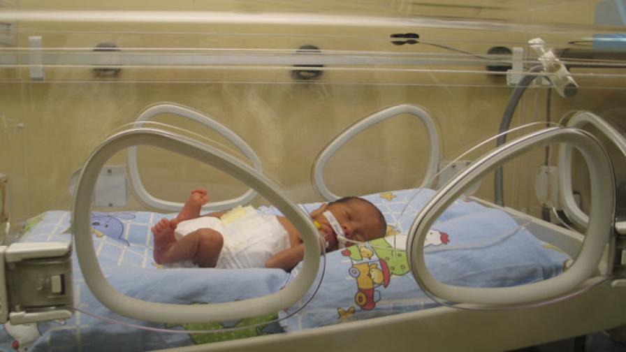 Лекари в "Пирогов" спасиха сиамски близнак