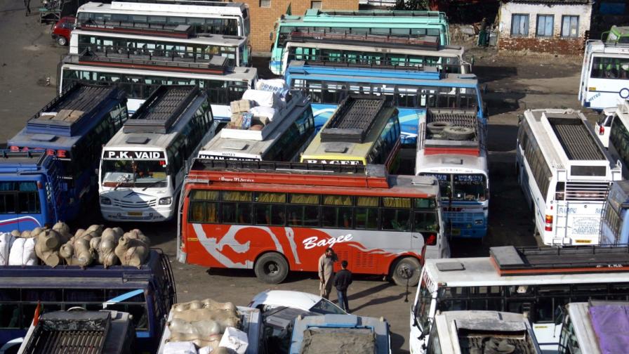 Над 40 загинали при пожар в автобус в Индия