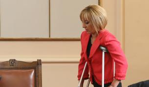 Мая Манолова дойде в парламента с патерици днес