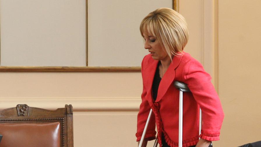 Мая Манолова дойде в парламента с патерици днес