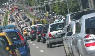 Плочи от "Цариградско шосе" за малко да паднат върху кола