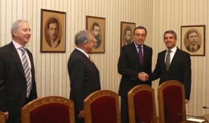 Росен Плевнелиев покани президентите на България и председателите на Народното събрание от началото на прехода до днес. На снимката: Огнян Герджиков, Благовест Сендов, Петър Стоянов