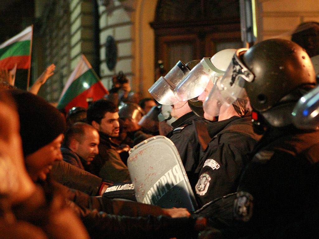 Полицията и жандармерията нахлуха на площада пред Парламента с щитове и шлемове, като първо разшириха охраняемия периметър, а после опразниха целия площад.