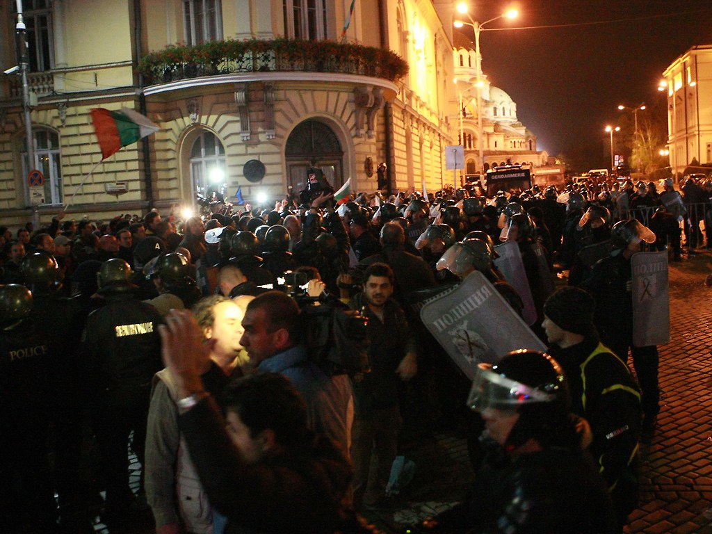 Полицията и жандармерията нахлуха на площада пред Парламента с щитове и шлемове, като първо разшириха охраняемия периметър, а после опразниха целия площад.