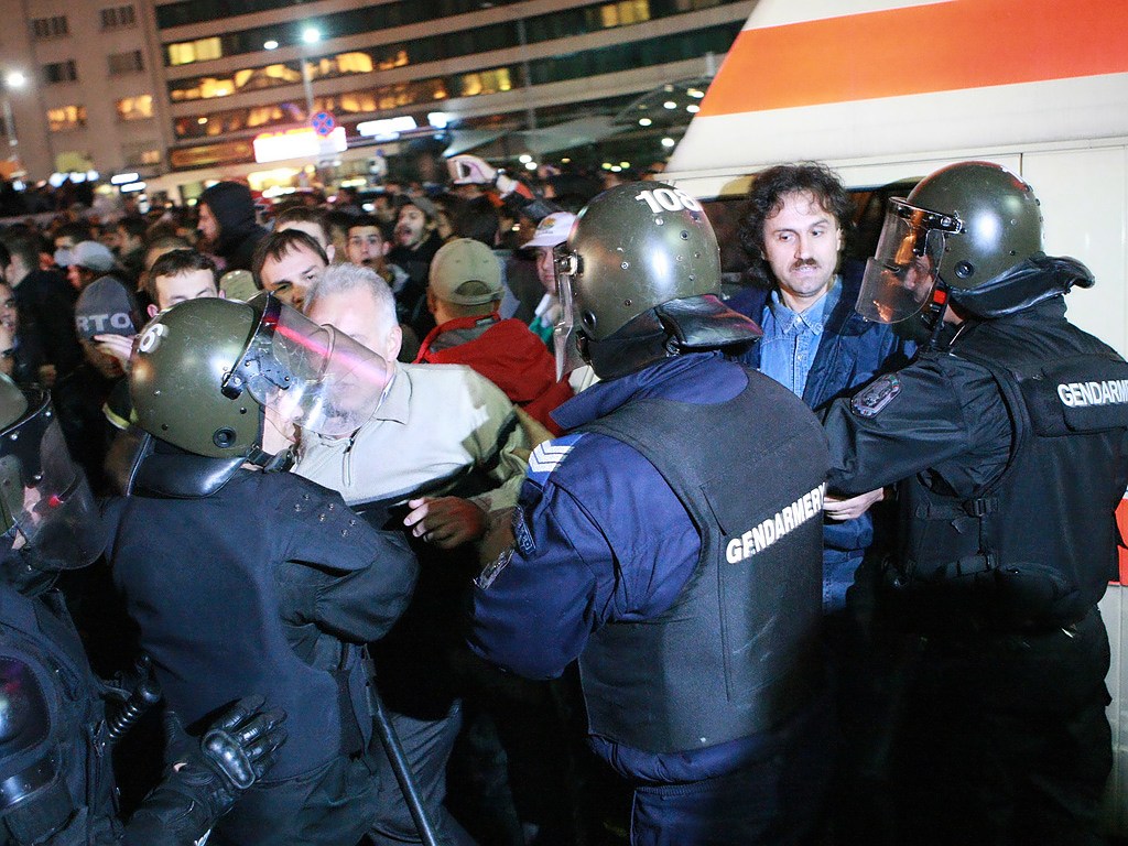 Полицията и жандармерията нахлуха на площада пред Парламента с щитове и шлемове, като първо разшириха охраняемия периметър, а после опразниха целия площад.