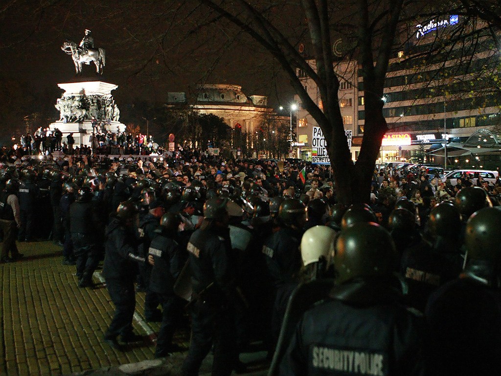 Полицията и жандармерията нахлуха на площада пред Парламента с щитове и шлемове, като първо разшириха охраняемия периметър, а после опразниха целия площад.