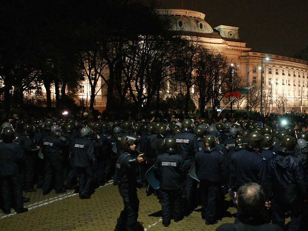 Полицията и жандармерията нахлуха на площада пред Парламента с щитове и шлемове, като първо разшириха охраняемия периметър, а после опразниха целия площад.