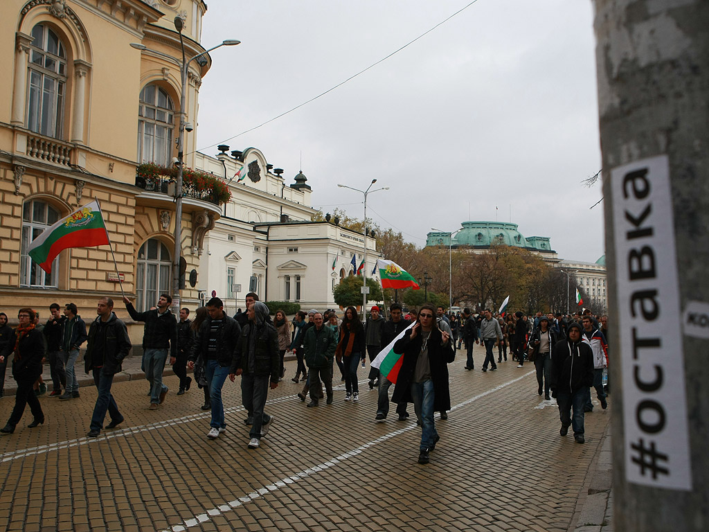 Тази сутрин Парламента отново беше обсаден от протестиращи, които бяха посрещнати от много по-сериозни от досегашните ограждения около сградата. Участниците в протеста бяха пред НС от около 10,30 ч. до към 14 ч., когато приключи работният ден на депутатите, след което се организираха и потеглиха към сградата на МВР