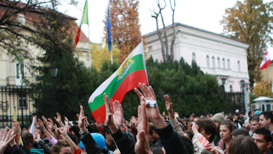Хиляди потеглиха с автобуси и влакове за митингите в София и Пловдив