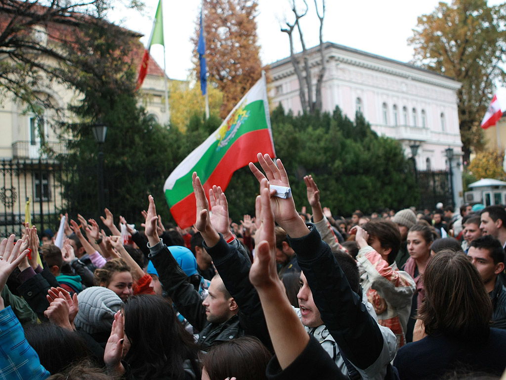 Хиляди потеглиха с автобуси и влакове за митингите в София и Пловдив