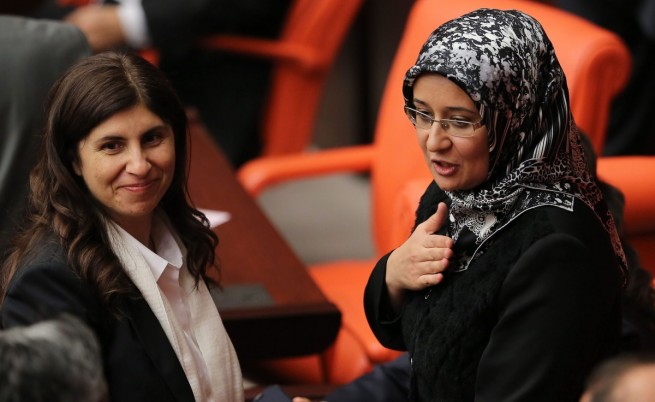 Позволиха жените в турския парламент да ходят с панталони