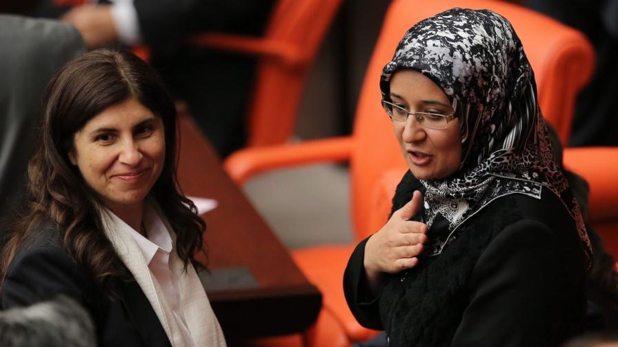 Позволиха жените в турския парламент да ходят с панталони