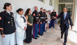 Президентът Барак Обама поздравява служители на Белия дом