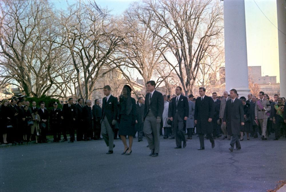 На 22 ноември 1963 г. президентът на САЩ Джон Ф. Кенеди е смъртоносно прострелян, докато кортежът му минава по "Дийли плаза" в Далас, щата Тексас. 

За убийството му е обвинен Лий Харви Осуалд. Два дни след убийството на Кенеди обаче е застрелян и самият Осуалд. 

Убиецът му - Джак Руби, е осъден на смърт. Руби обжалва наказанието си, но докато чака ново разглеждане на делото, се разболява от рак на белите дробове. Умира в затвора на 3 януари 1967 г.