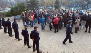 Протест пред Община Варна срещу забраната за движение на автомобили в Морската градина
