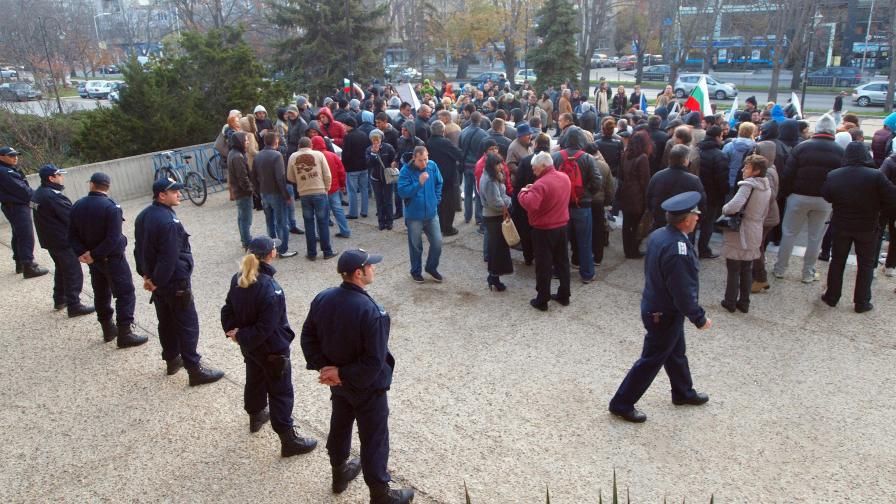 Протест пред Община Варна срещу забраната за движение на автомобили в Морската градина