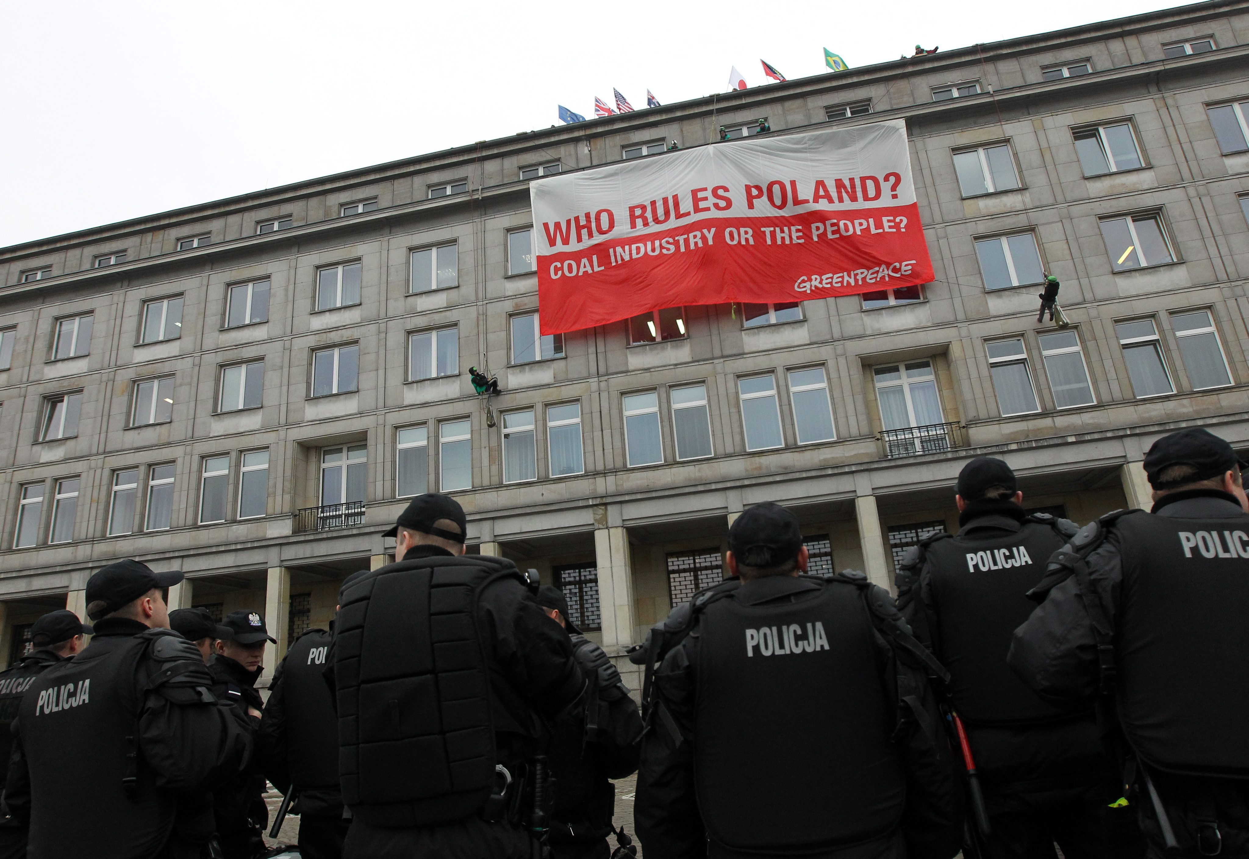 Протестиращи окупираха министерство в Полша