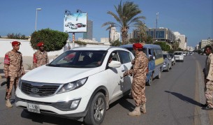 Либийски военни проверяват колите на КПП в Триполи