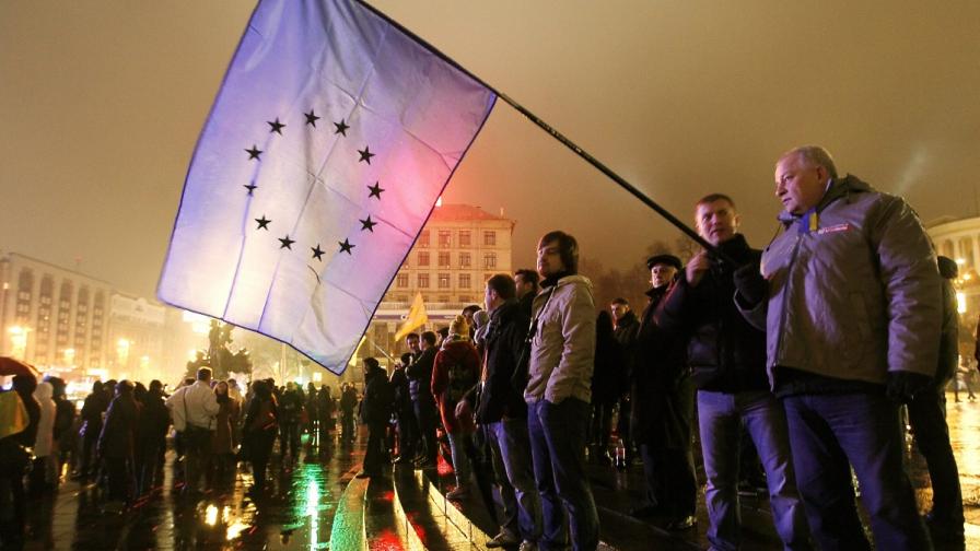 След като украинското правителство обяви решението си, около 1000 души се събраха на протест срещу кабинета на централния площад "Независимост" в Киев