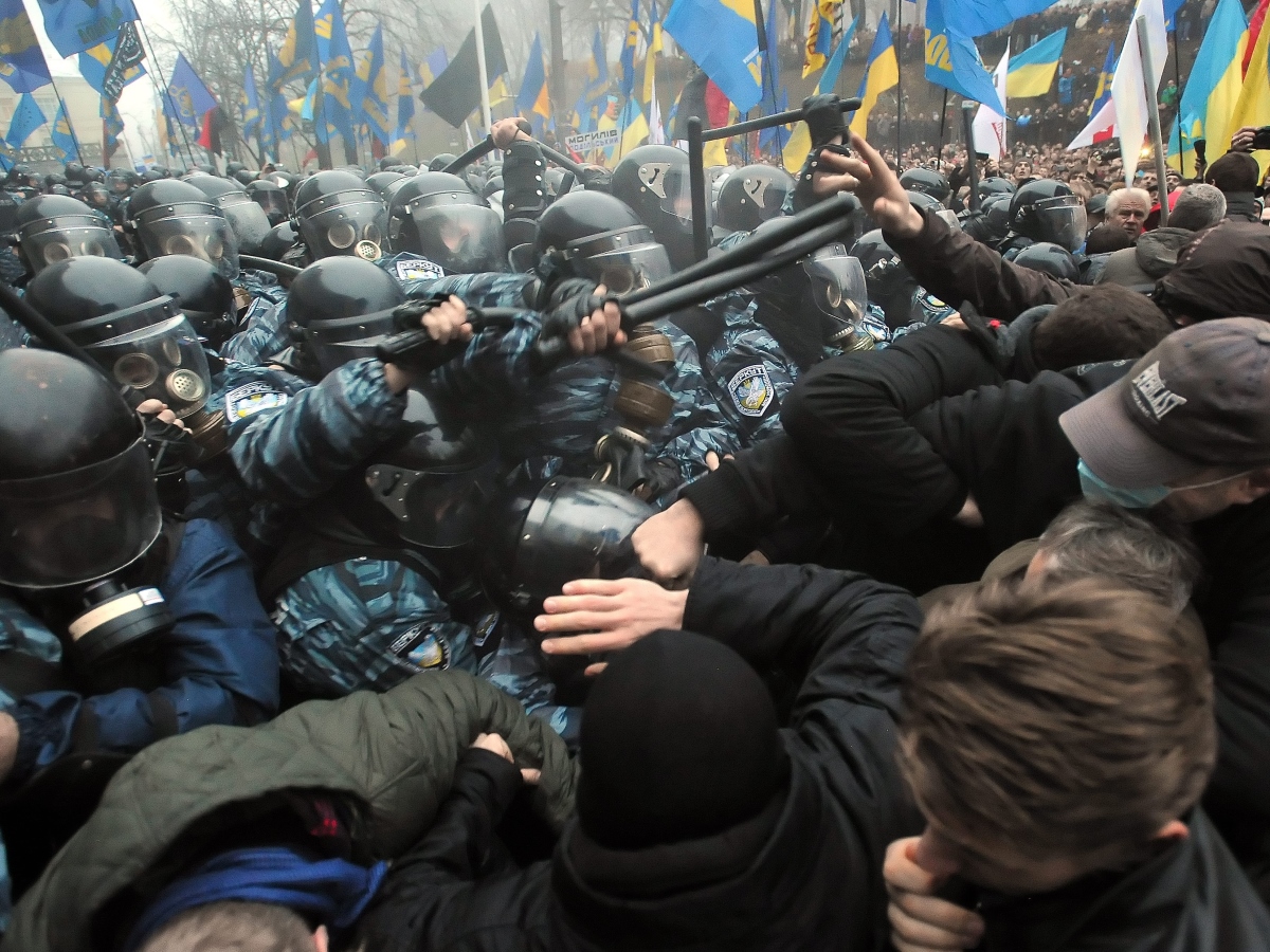 Сблъсъци избухнаха в Киев по време на проевропейска демонстрация в неделя. Хиляди протестиращи се опитаха да нахлуят в централата на правителството и бяха прогонени от полицията със сълзотворен газ