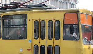 Обърнат кран спря трамваите по бул. "България"