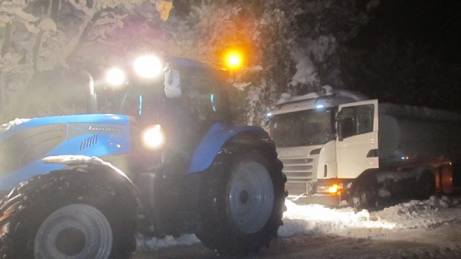 Шофьори  в  снежен капан над 6 часа по пътя Русе-Бяла