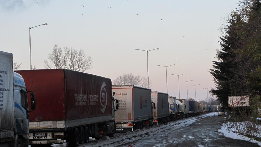 10-километрова опашка от тежкотоварни камиони край Дунав мост