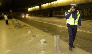 Шофьор помете дядо и внуче на спирка в София