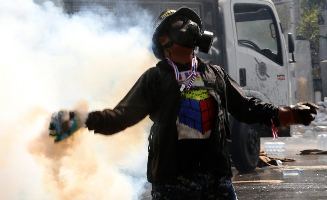 Сълзотворен газ спря демонстранти да щурмуват сградата на правителството в Тайланд