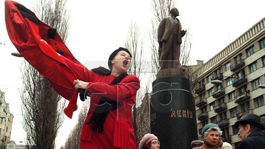 Демонстранти бутнаха статуя на Ленин в Киев