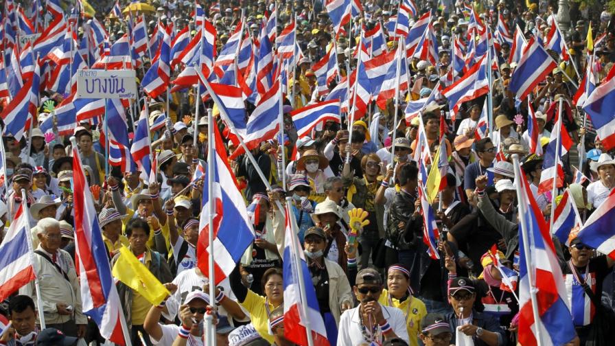Опозицията в Тайланд готви "мирна революция"
