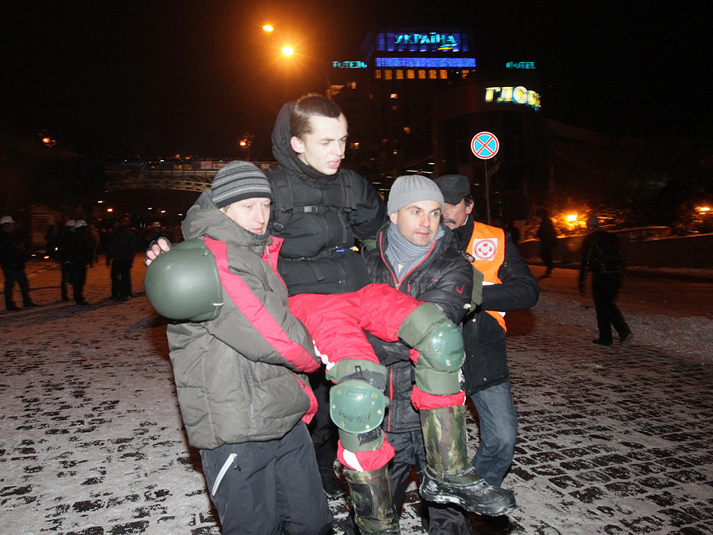 Специалните части "Беркут" на украинското вътрешно министерство щурмуваха протестиращите на площад "Независимост" в центъра на Киев в първите часове на 11 декември