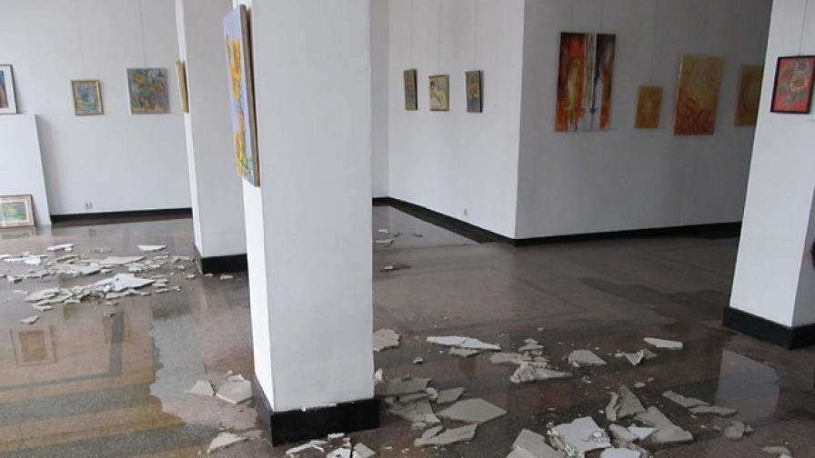 Наводнение остави русенци без коледни изложби