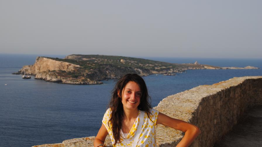 Таня Жекова на едно от местата, включени във видеото - острови Тремити в Италия