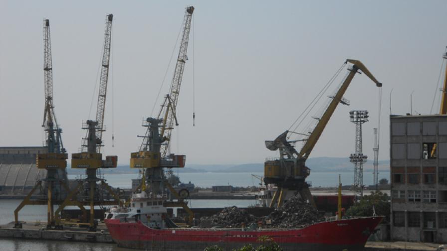 Полиция издирва шефовете на съкратените от корабостроителницата в Бургас