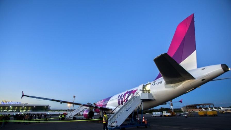 Пътничка роди в самолет на "Уиз еър"