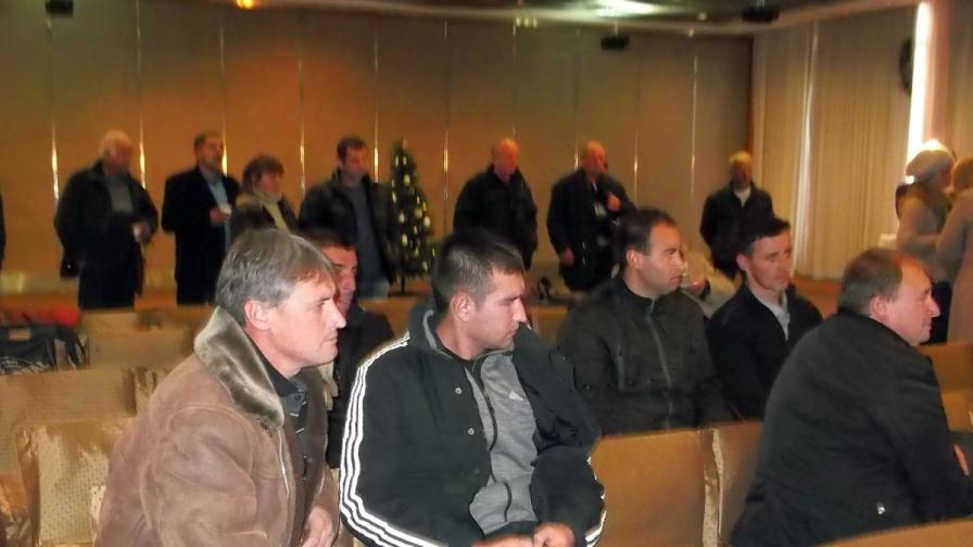 На 8 декември около 50 души се събраха, за да учредят инициативен комитет за ПОМАК - първа стъпка в учредяването на партия